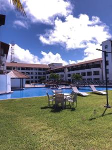 塔曼達雷的住宿－Maui - Tamandare - Carneiros，游泳池畔的带桌椅的度假村