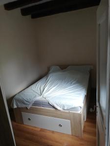 Bett in einem kleinen Zimmer mit einem weißen Bett in der Unterkunft Holiday house with a parking space Olib - 17985 in Olib