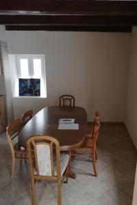 ein Esszimmer mit einem Holztisch und Stühlen in der Unterkunft Holiday house with a parking space Olib - 17985 in Olib