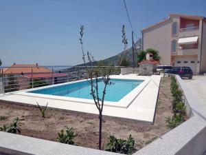 una piscina di fronte a un edificio di Family friendly apartments with a swimming pool Klis, Split - 17987 a Klis