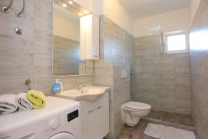 Kúpeľňa v ubytovaní Apartments by the sea Seget Vranjica, Trogir - 17989 + 29 fotografií