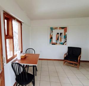 烏斯懷亞的住宿－Oshovia Mirador Martial，一间带桌子和椅子的用餐室