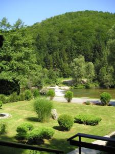 vista sul fiume da un parco con panchina di Holiday house with a parking space Gusti Laz, Gorski kotar - 17993 a Delnice