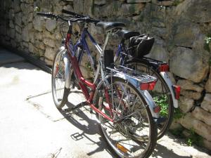zwei Fahrräder werden neben einer Steinmauer geparkt in der Unterkunft Holiday house with WiFi Zlarin - 17998 in Zlarin