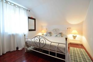 ein Schlafzimmer mit einem weißen Bett und einem Fenster in der Unterkunft Holiday house with WiFi Zlarin - 17998 in Zlarin