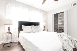 biała sypialnia z dużym łóżkiem i oknem w obiekcie Stylish OneBedroom in Popular Virginia Highland w Atlancie
