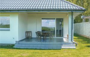 une terrasse avec une table et des chaises dans une maison dans l'établissement Holiday Home Nowe Warpno Szczecinska, à Karszno