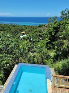 Turquoise view villa with pool! في رواتان: مسبح مطل على المحيط