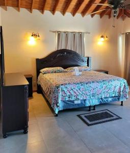 - une chambre avec un grand lit et une couette bleue dans l'établissement Turquoise view villa with pool!, à Roatán