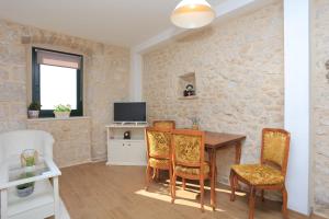 Televisyen dan/atau pusat hiburan di Holiday house with a parking space Zivogisce - Strnj - Zivogosce - Strnj, Makarska - 18025