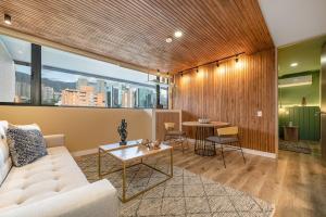 ein Wohnzimmer mit Sofa und Tisch in der Unterkunft Apartamentos Go Living & Suites by HOUSY HOST in Medellín