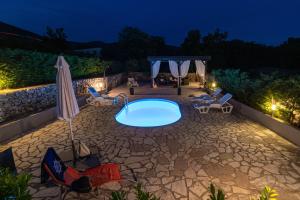 Bazén v ubytování Family-friendly apartments with swimming pools Krasica, Rijeka - 18059 nebo v jeho okolí