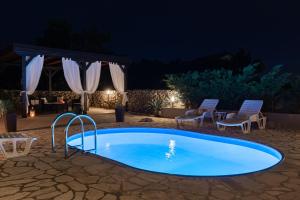 Bazén v ubytování Family-friendly apartments with swimming pools Krasica, Rijeka - 18059 nebo v jeho okolí