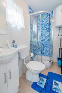 Koupelna v ubytování Family-friendly apartments with swimming pools Krasica, Rijeka - 18059