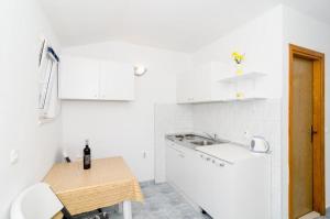 Kuchyňa alebo kuchynka v ubytovaní Family friendly seaside apartments Dingac - Borak, Peljesac - 18060 + 36 fotografií
