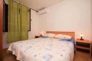 Posteľ alebo postele v izbe v ubytovaní Family friendly seaside apartments Dingac - Borak, Peljesac - 18065