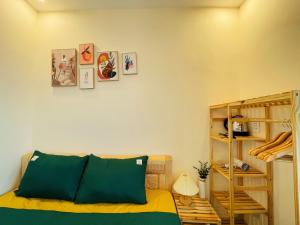 Habitación con 1 cama y 1 litera en Duy Cảnh Homestay en Con Dao