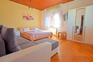 Un pat sau paturi într-o cameră la Apartments and rooms with parking space Starigrad, Paklenica - 18034