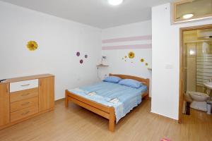 Postel nebo postele na pokoji v ubytování Apartments with a parking space Bibinje, Zadar - 18066