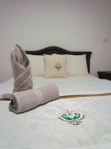 łóżko z ręcznikiem na górze w obiekcie Hotel Colonial El Bosque Dorado w mieście Tunja
