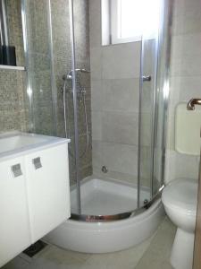 ein Badezimmer mit Dusche und Toilette in der Unterkunft Apartments by the sea Razanj, Rogoznica - 18089 in Rogoznica