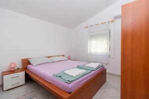 Posteľ alebo postele v izbe v ubytovaní Apartments with a parking space Vir - 18131