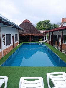 eine Villa mit einem Pool und einem Haus in der Unterkunft El Curichal Hostel in Rurrenabaque