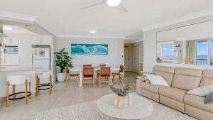 ein Wohnzimmer mit einem Sofa und einem Tisch in der Unterkunft Rainbow Place Unit 43 in Gold Coast