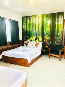 ein Schlafzimmer mit einem Bett und einem Waldbild in der Unterkunft Casa Generosa in Baguio City