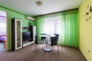 Apartments with a parking space Slunj, Plitvice - 18152 في سلوني: غرفة بطاولة وكراسي وتلفزيون