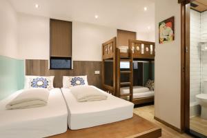香港的住宿－長洲荔枝酒店，一间卧室配有一张床,浴室设有双层床。