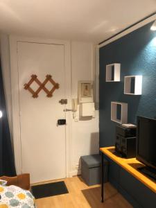 Televízia a/alebo spoločenská miestnosť v ubytovaní Studio avec panorama sur la ville basse du Havre