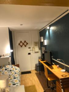 Televízia a/alebo spoločenská miestnosť v ubytovaní Studio avec panorama sur la ville basse du Havre