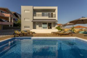 Fotografie z fotogalerie ubytování Family friendly apartments with a swimming pool Kastel Kambelovac, Kastela - 18117 v destinaci Kaštela