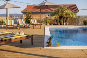 Fotografia z galérie ubytovania Family friendly apartments with a swimming pool Kastel Kambelovac, Kastela - 18117 v destinácii Kaštela + 14 fotografií