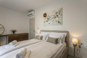 Fotografie z fotogalerie ubytování Family friendly apartments with a swimming pool Kastel Kambelovac, Kastela - 18117 v destinaci Kaštela