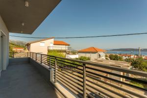 Fotografie z fotogalerie ubytování Family friendly apartments with a swimming pool Kastel Kambelovac, Kastela - 18117 v destinaci Kaštela