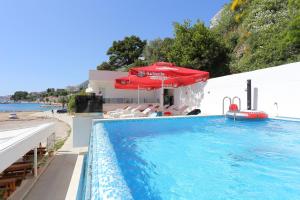 Bazén v ubytovaní Family friendly apartments with a swimming pool Zivogosce - Porat, Makarska - 18150 alebo v jeho blízkosti