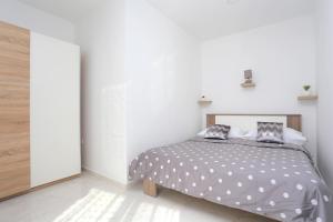 Posteľ alebo postele v izbe v ubytovaní Family friendly apartments with a swimming pool Zivogosce - Porat, Makarska - 18150