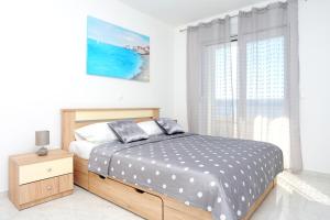 Posteľ alebo postele v izbe v ubytovaní Family friendly apartments with a swimming pool Zivogosce - Porat, Makarska - 18150