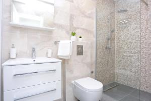 Kúpeľňa v ubytovaní Family friendly apartments with a swimming pool Zivogosce - Porat, Makarska - 18150