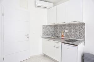 Kuchyňa alebo kuchynka v ubytovaní Family friendly apartments with a swimming pool Zivogosce - Porat, Makarska - 18150