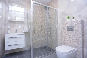 Kúpeľňa v ubytovaní Family friendly apartments with a swimming pool Zivogosce - Porat, Makarska - 18150 + 31 fotografií
