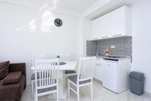 Kuchyňa alebo kuchynka v ubytovaní Family friendly apartments with a swimming pool Zivogosce - Porat, Makarska - 18150