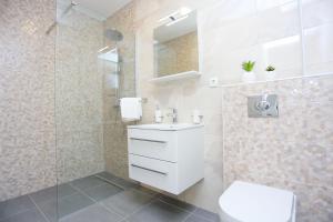 Kúpeľňa v ubytovaní Family friendly apartments with a swimming pool Zivogosce - Porat, Makarska - 18150