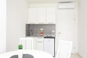 Kuchyňa alebo kuchynka v ubytovaní Family friendly apartments with a swimming pool Zivogosce - Porat, Makarska - 18150