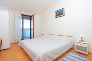 Posteľ alebo postele v izbe v ubytovaní Apartments by the sea Mimice, Omis - 18148