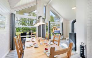 una sala da pranzo e un soggiorno con tavolo e sedie di Lovely Home In Krems Iiwarderbrück a Göls
