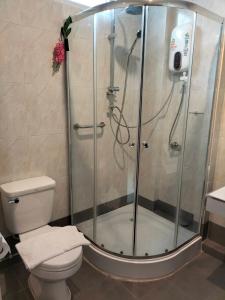 RIVER KWAE SILVERGOLD KAN في Ban Don Rak: كشك دش في حمام مع مرحاض