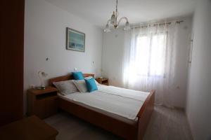 Postel nebo postele na pokoji v ubytování Apartments with a parking space Sveti Vid, Krk - 18139